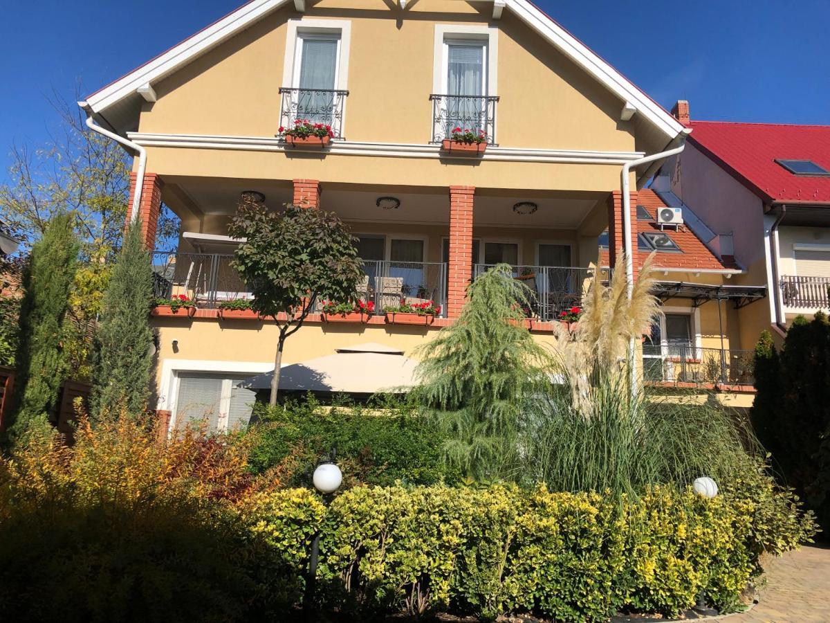 Galeria Apartmanhaz Кестхей Екстер'єр фото